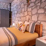 Villa Koesedere Stone *
