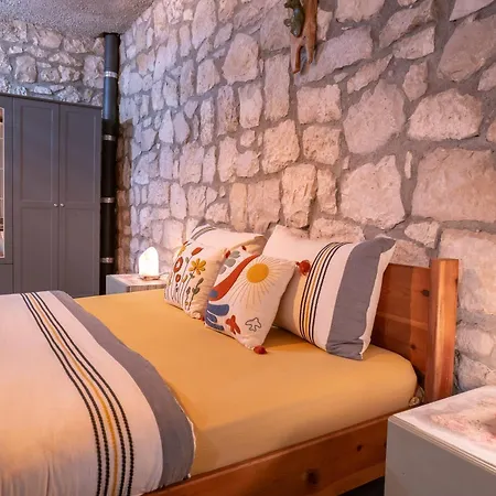 Villa Koesedere Stone *