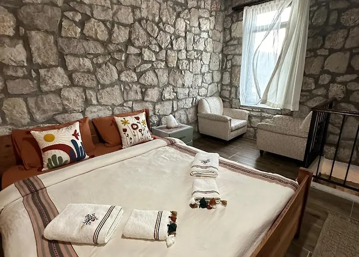 Koesedere Stone Villa *