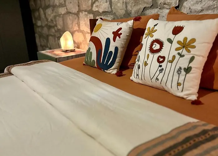 Villa Koesedere Stone *